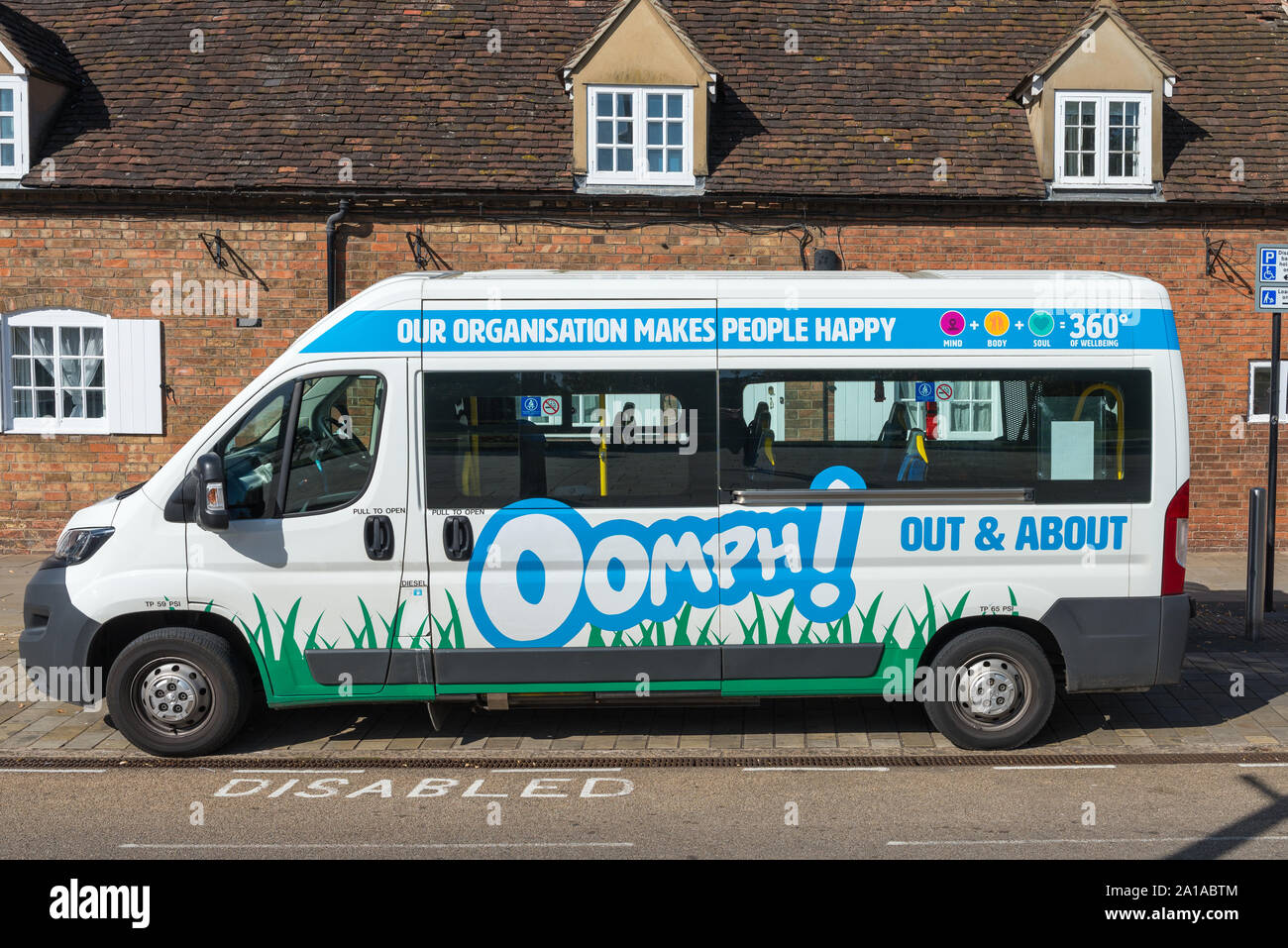 Oomph Nächstenliebe Minibus, die outings sorgt für weniger in der Lage und Behinderte, in Stratford-upon-Avon geparkt Stockfoto