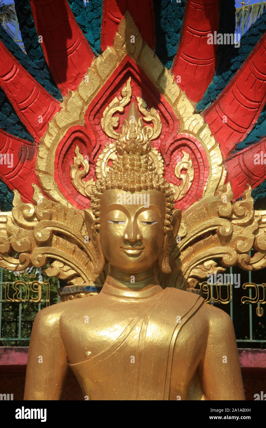 Bouddha. Nagas Muchalinda. Dhyana-Mudra. Mudra de la méditation. Wat Ong Teu Mahawihan. Vientiane. Laos. /Buddha. Nagas Muchalinda. Wat Ong Teu Mahaw Stockfoto