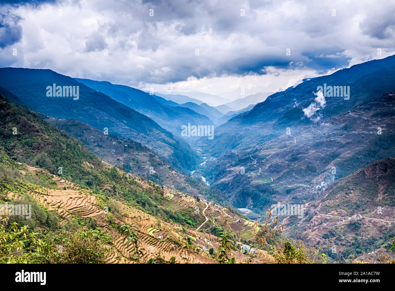 Blick auf die Berge im Himalaya Gebirge. Rund um Annapurna Trek, Nepal. Stockfoto