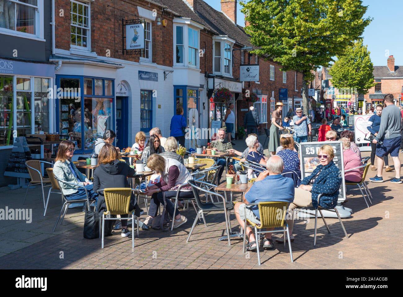 Ausländische Touristen vor einem Cafe in der Henley Street, Stratford-upon-Avon, Warwickshire, Großbritannien Stockfoto