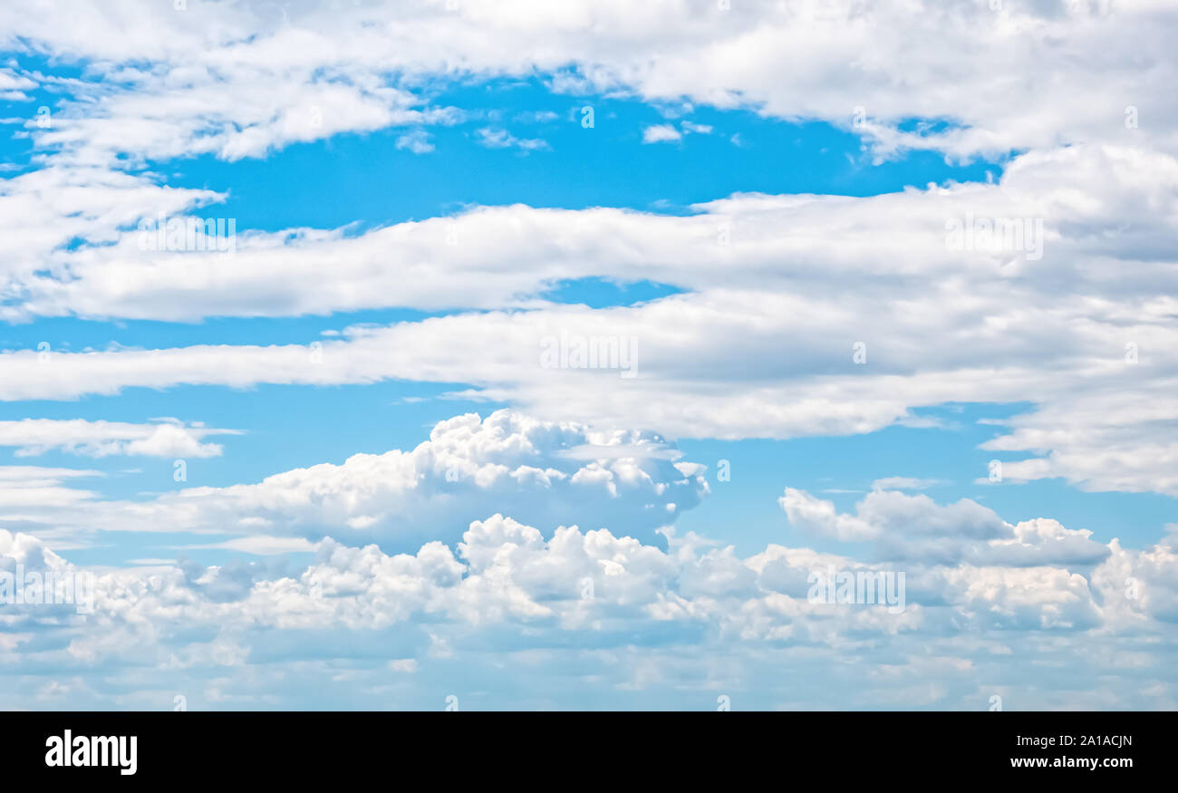 Blauer Himmel mit weißen Wolken Natur Hintergrund Stockfoto