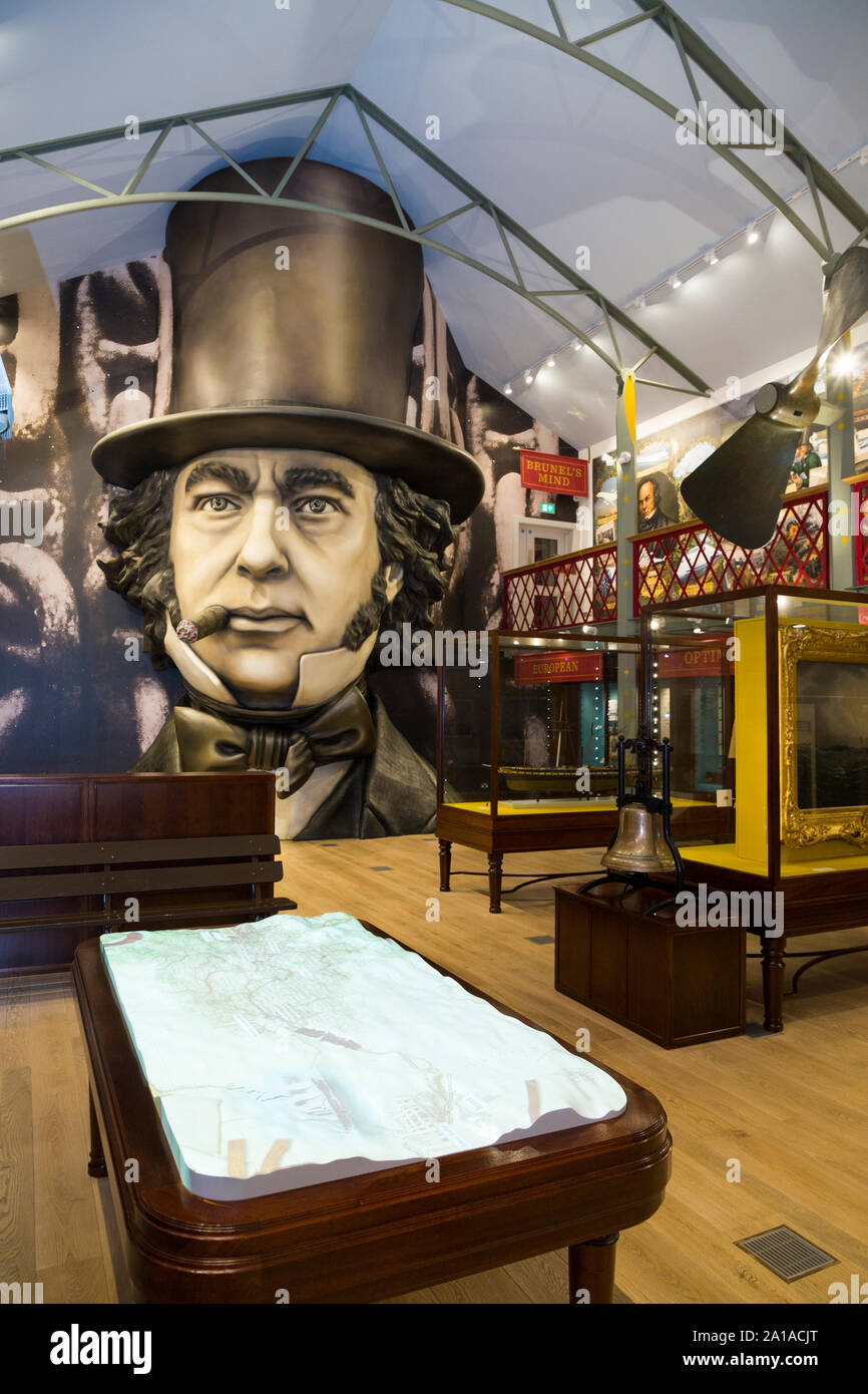 Ausstellungshalle am Sein Brunel mit gfk Nachbau des Gesichts des großen Mannes mit Blick auf die Zimmer. Wird Brunel ist Teil der SS Great Britain Schiff Museum Dockyard, Bristol. Großbritannien (109) Stockfoto