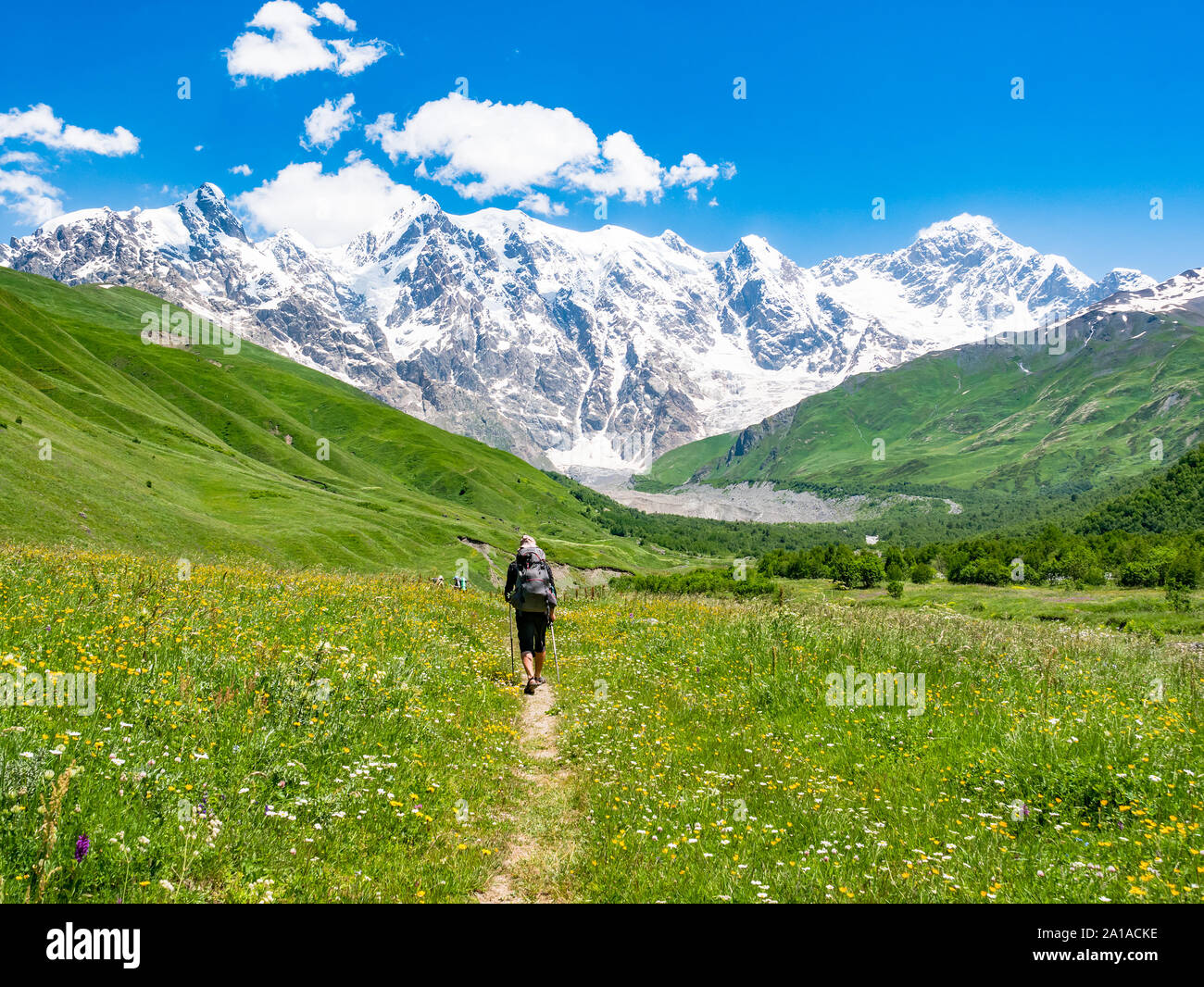 Touristen mit einem Rucksack in der Kaukasus. Region Swanetien, Georgien Stockfoto