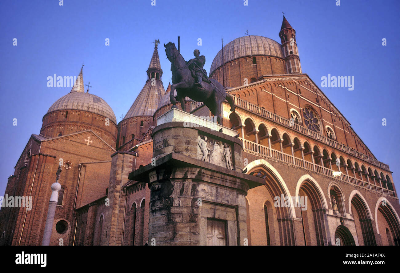 Basilika des Heiligen Antonius von Padua und dem Reiterstandbild des Gattamelata. Stockfoto