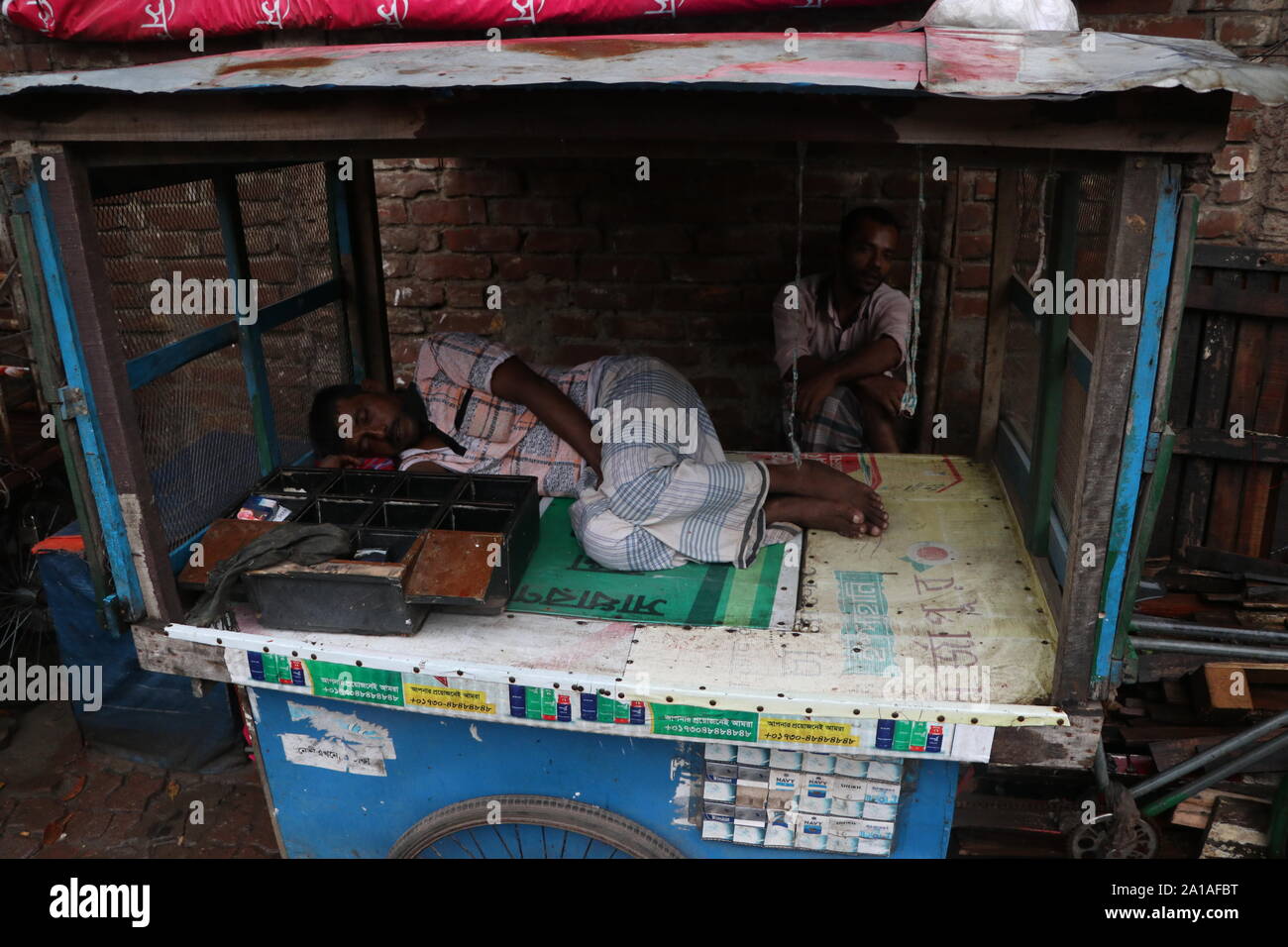 bangladeshi Shopkeepe 25. September 2019. An einem nassen Tag schläft der Shopkeeper friedlich in Nazmul Islam / alamy Live News Stockfoto