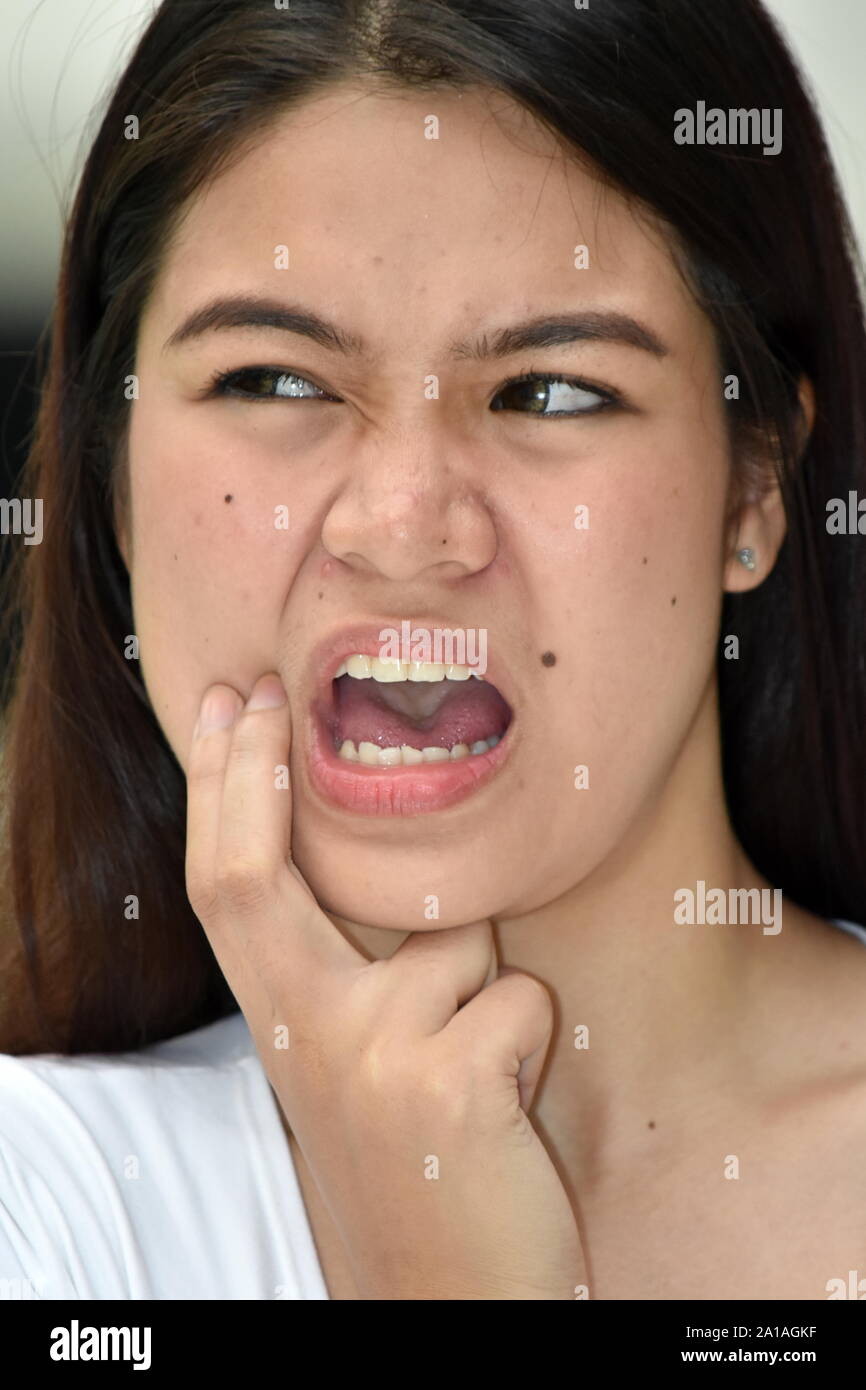 Eine attraktive Filipina Frau mit Zahnschmerzen Stockfoto