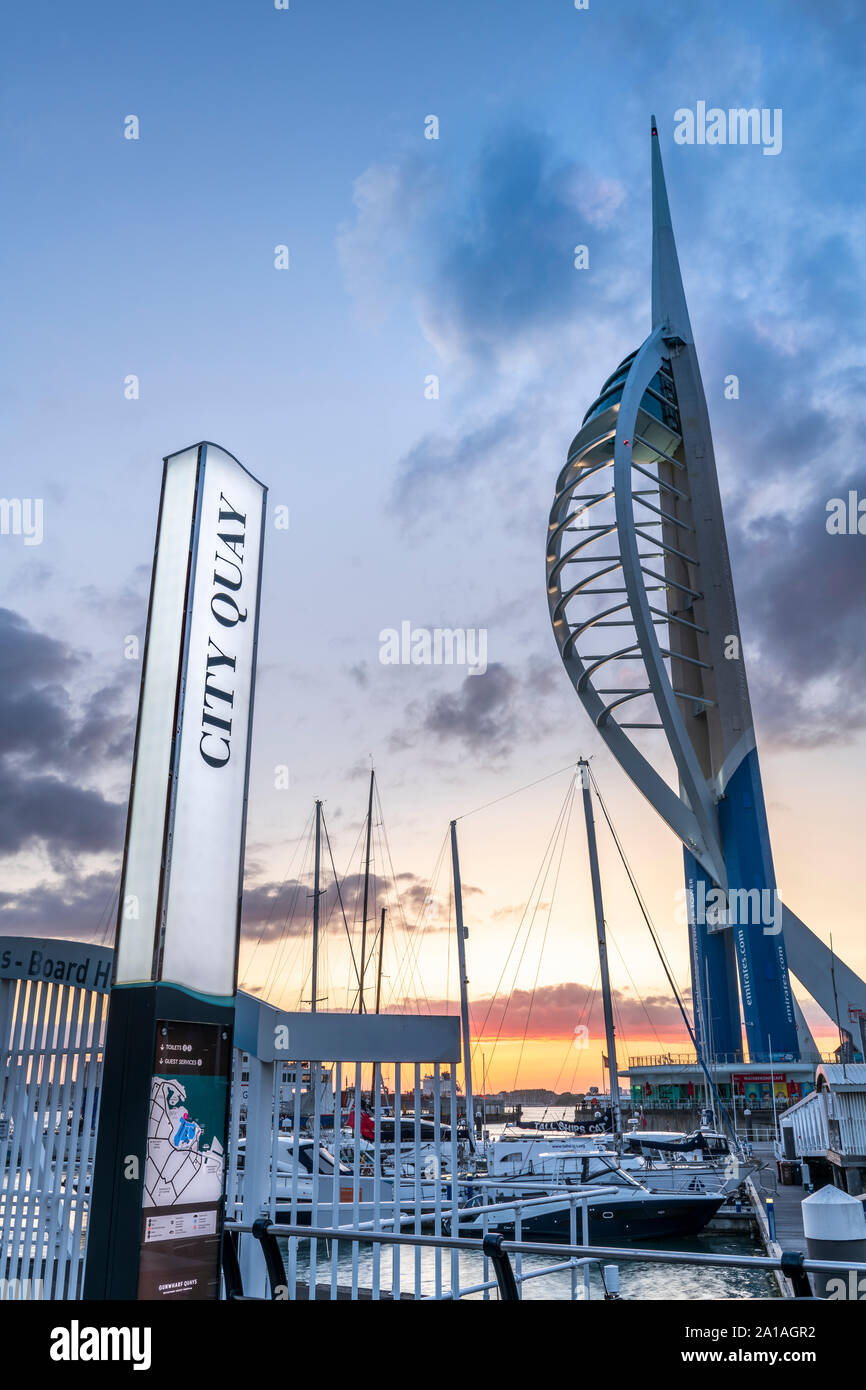 Portsmouth, Hampshire, England. Nach einem heißen und feuchten Tag auf der Hampshire Küste, die Lichter an den Gunwharf Quays, wie die Sonne über Portsmouth setzt Stockfoto