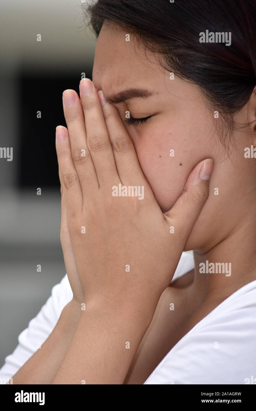 Eine attraktive Filipina Weiblich mit Allergien Stockfoto