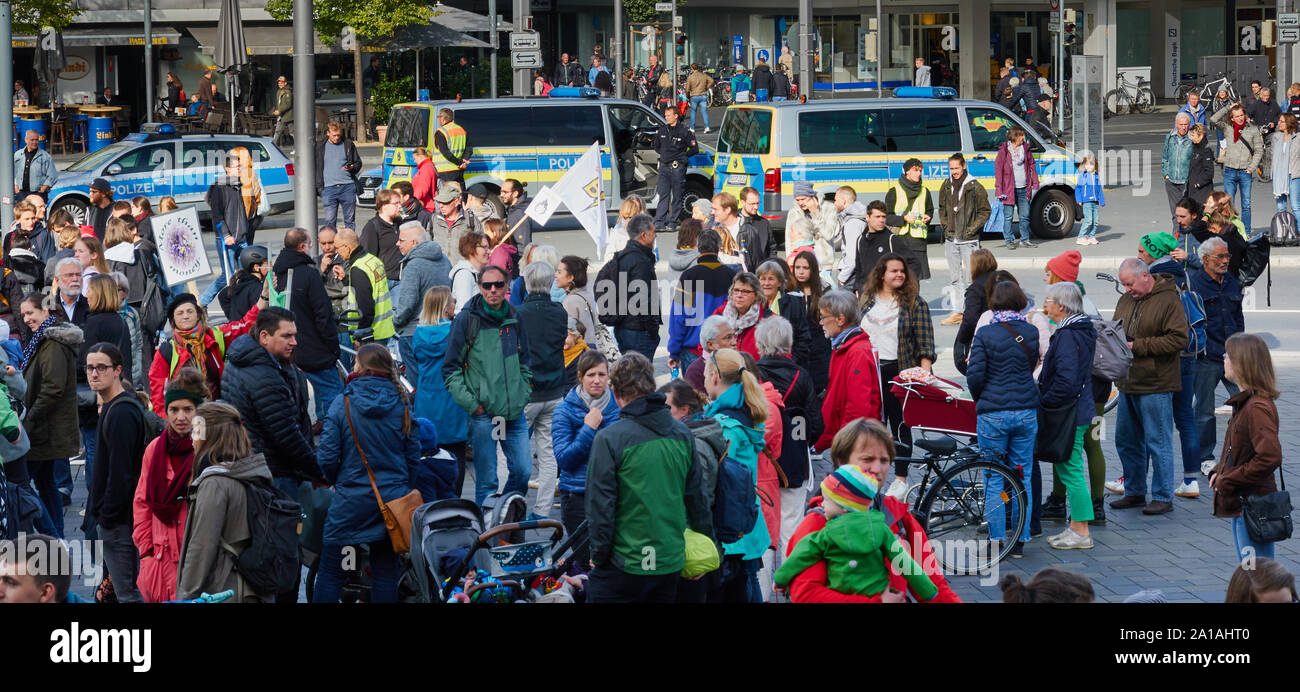 Braunschweig, Deutschland, September 20., 2019: Fahrzeuge der Polizei am Rande der Barriere der Demonstration Zug bis Freitags für die Zukunft Stockfoto