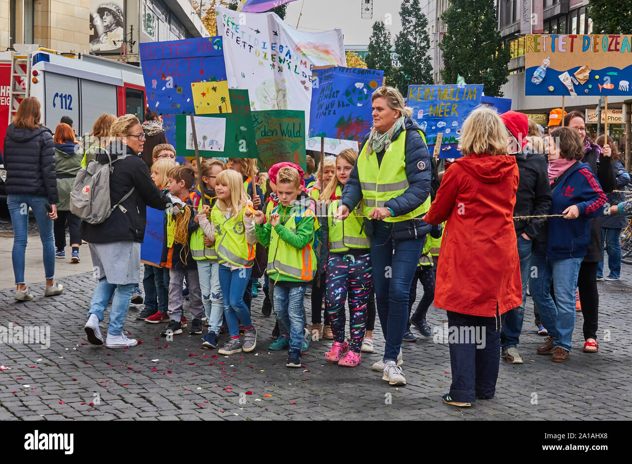 Braunschweig, Deutschland, September 20., 2019: Gruppe der Grundschüler mit ihren Lehrerinnen und Lehrern bei der Demonstration am Freitag für die Zukunft Stockfoto