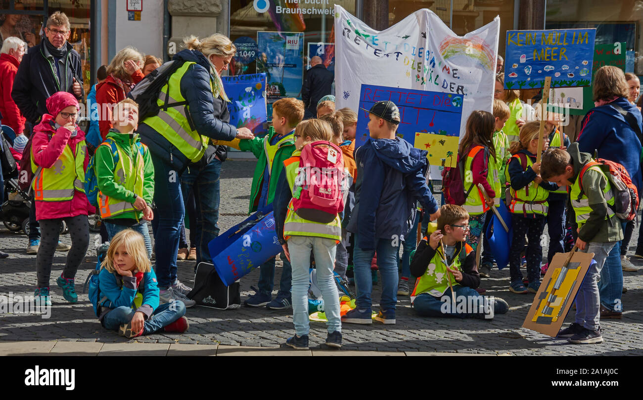Braunschweig, Deutschland, September 20., 2019: Gruppe der Grundschüler mit ihren Lehrerinnen und Lehrern bei der Demonstration am Freitag für die Zukunft Stockfoto