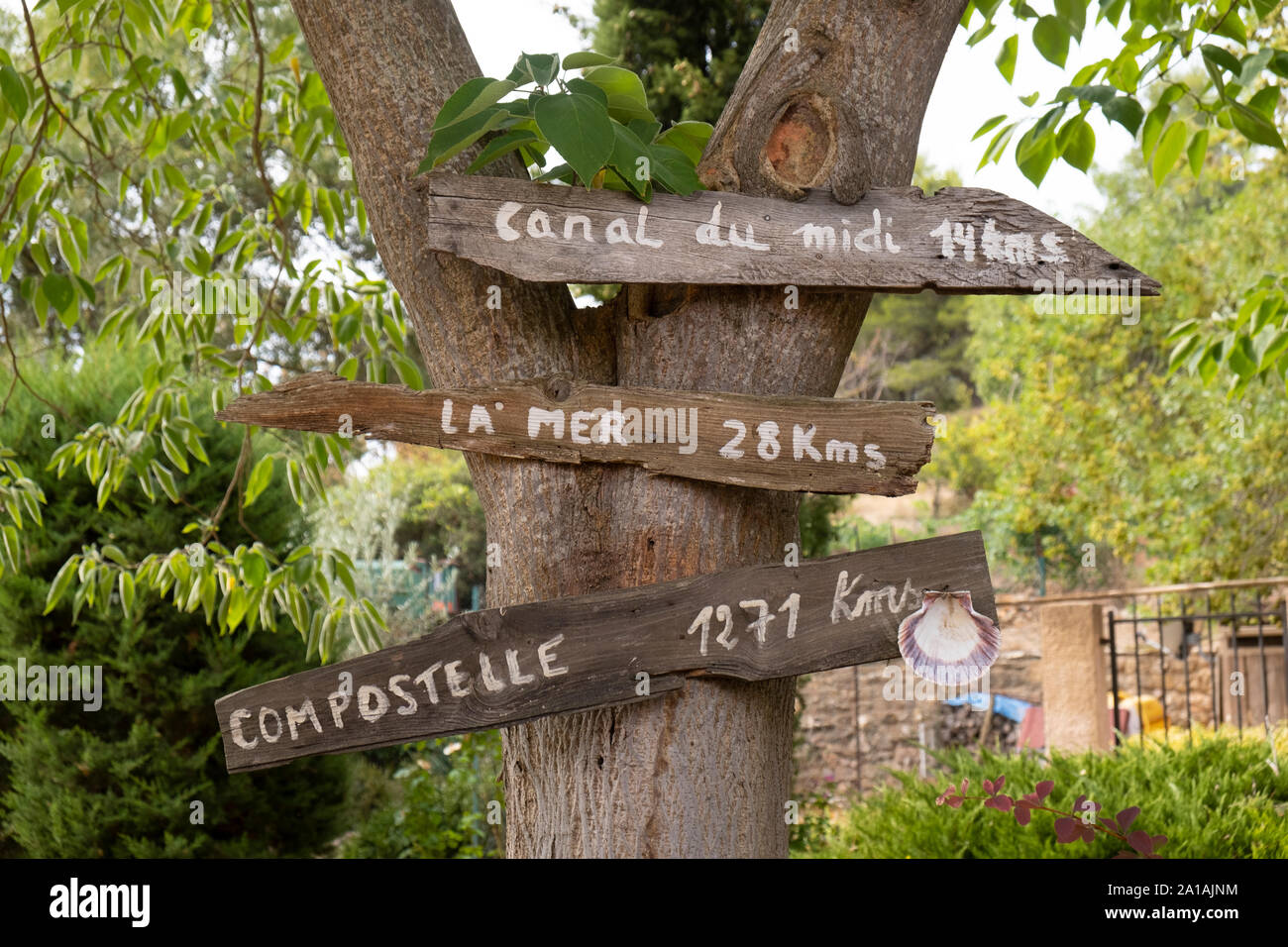 Wegweiser auf dem Camino de Santiago de Compostella Route im Languedoc, Frankreich Stockfoto