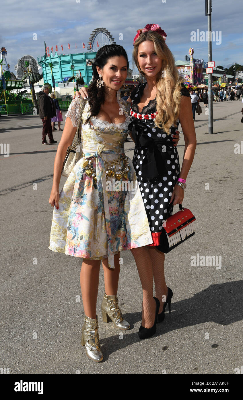 München, Deutschland. 25 Sep, 2019. 2019 Oktoberfest, der blogger Jeanette Graf (l) und Sabine Piller auf der Wiesn darstellen. Das größte Volksfest der Welt dauert bis zum 6. Oktober. Credit: Felix Hörhager/dpa/Alamy leben Nachrichten Stockfoto