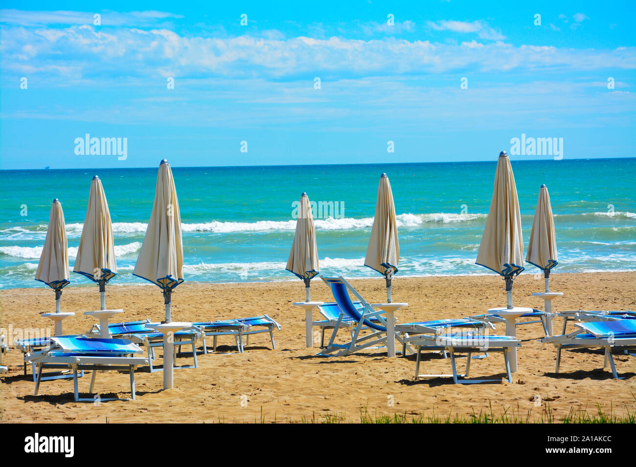 Der Strand an der Adria. Sonnenschirme und Liegen am Ende des Sommers. Stockfoto