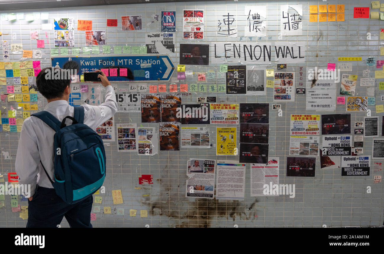 Pro Demokratie und anti Auslieferungsrecht Proteste, Parolen und Plakate auf Lennon Wände in Hongkong. Pic Lennon Wände an Kwai Fong in neue Gebiete. Stockfoto
