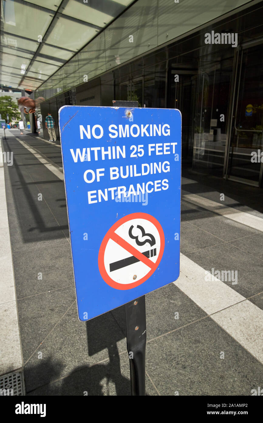 Zeichen für das Rauchen innerhalb von 25 Fuß von gebäudeeingängen außerhalb eines Gebäudes in Chicago Illinois Vereinigte Staaten von Amerika Stockfoto