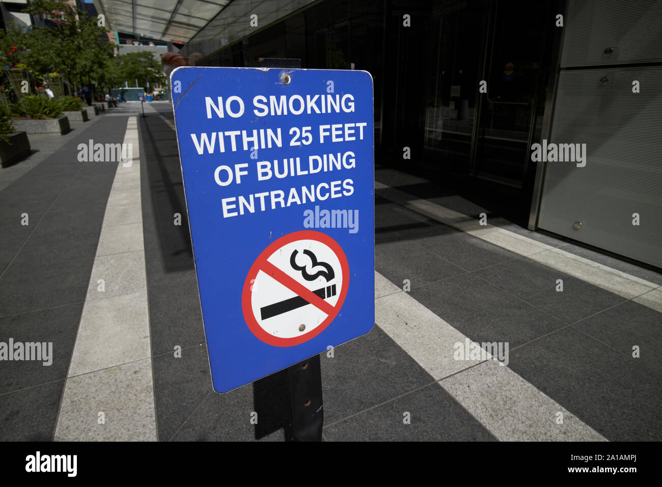Zeichen für das Rauchen innerhalb von 25 Fuß von gebäudeeingängen außerhalb eines Gebäudes in Chicago Illinois Vereinigte Staaten von Amerika Stockfoto