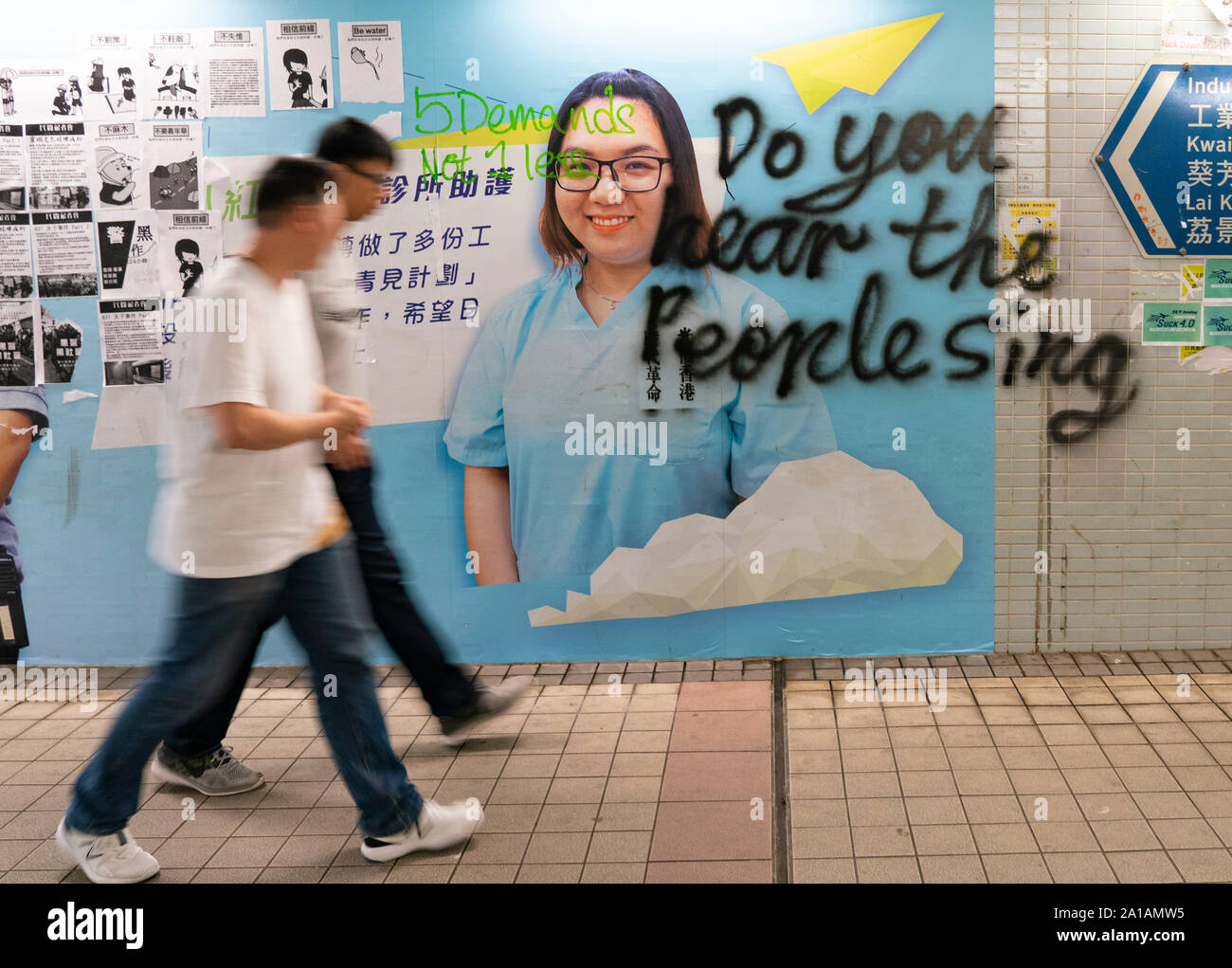 Pro Demokratie und anti Auslieferungsrecht Proteste, Parolen und Plakate auf Lennon Wände in Hongkong. Pic Lennon Wände an Kwai Fong in neue Gebiete. Stockfoto