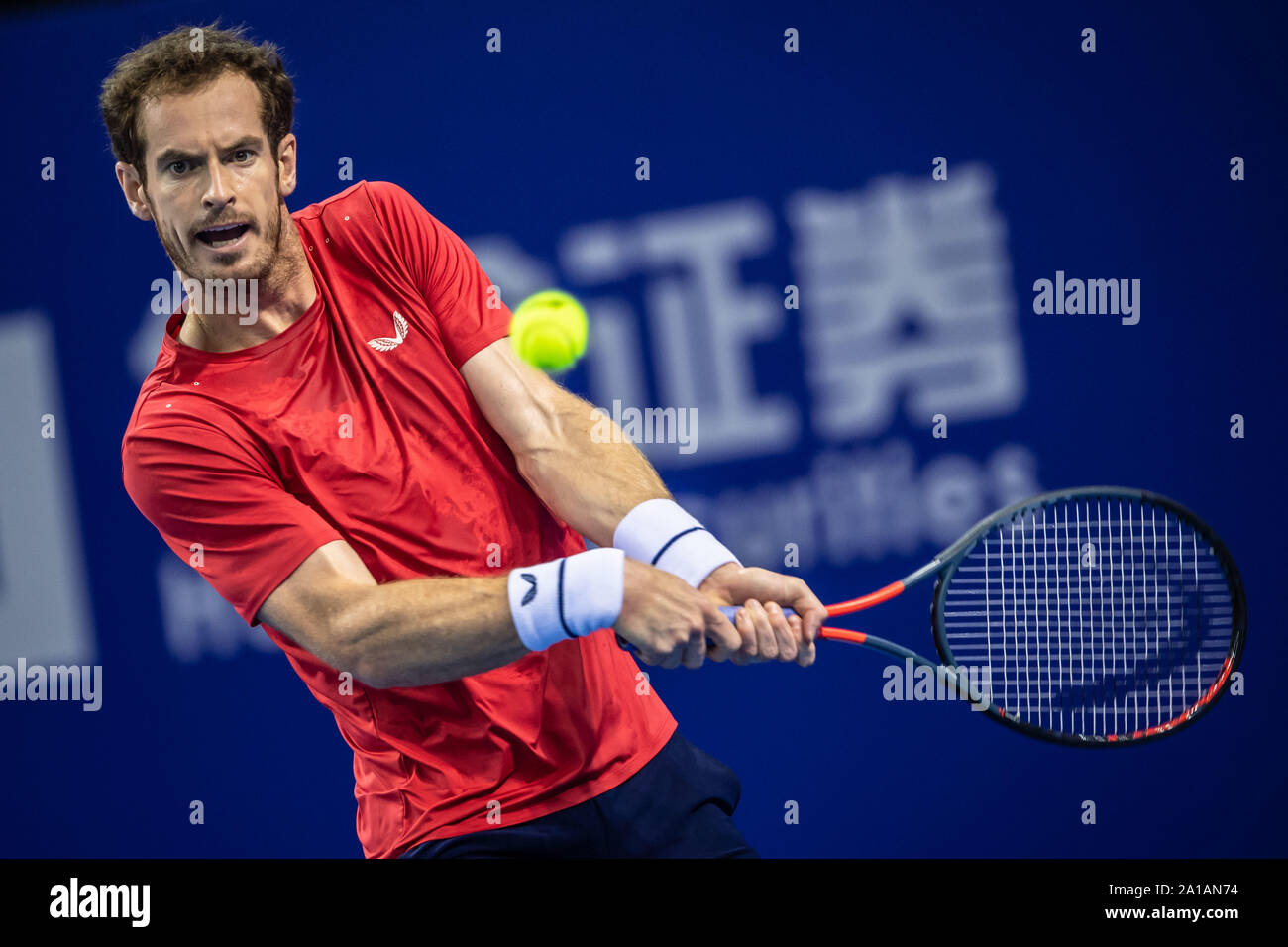 Andy Murray in England bekommt den Ball im Spiel gegen Tennys Sandgren von Amerika an der ersten Runde der Herren Einzel am Huajin Wertpapiere Zhuhai Chaimpionships 2019 in Salzburg Stadt, die südchinesische Provinz Guangdong, 24. September 2019. Der britische Tennisspieler aus Schottland Andy Murray geschlagen Tennys Sandgren 6-3, 6-7, 6-1 in zwei Stunden und 41 Minuten bei der ersten Runde der Herren Einzel am Huajin Wertpapiere Zhuhai Chaimpionships 2019 in Salzburg Stadt, die südchinesische Provinz Guangdong, 24. September 2019. Stockfoto