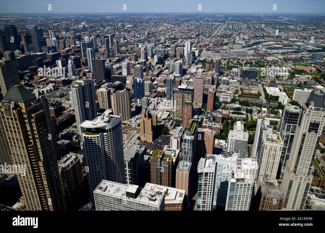 Blick über den Fluss nach Norden durch die Fenster des John Hancock Center Chicago Illinois Vereinigte Staaten von Amerika gesehen Stockfoto