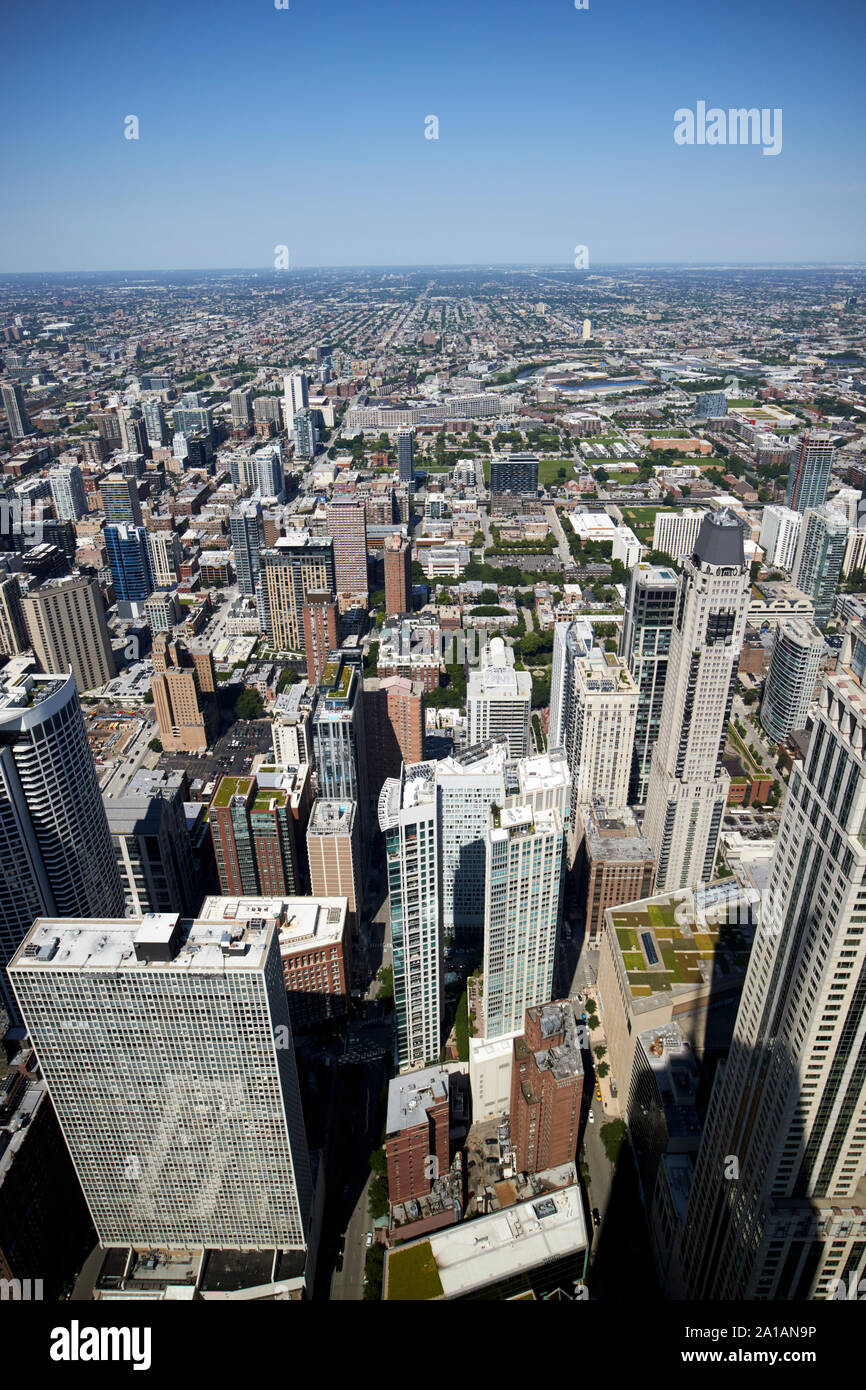 Blick über den Fluss nach Norden durch die Fenster des John Hancock Center Chicago Illinois Vereinigte Staaten von Amerika gesehen Stockfoto