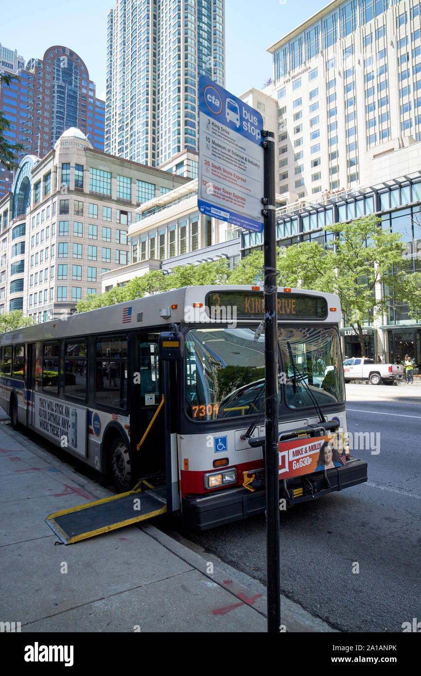 Chicago cta Bus mit Tür loading ramp down Chicago Illinois Vereinigte Staaten von Amerika Stockfoto