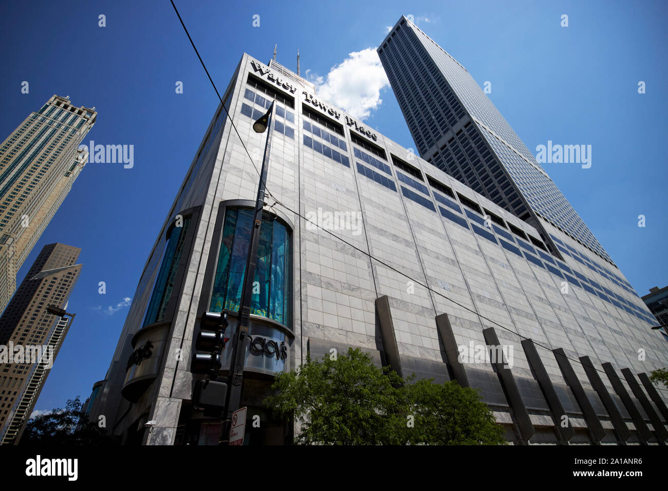 Water Tower Place mit Macys und Wolkenkratzer in Chicago, Illinois, Vereinigte Staaten von Amerika Stockfoto