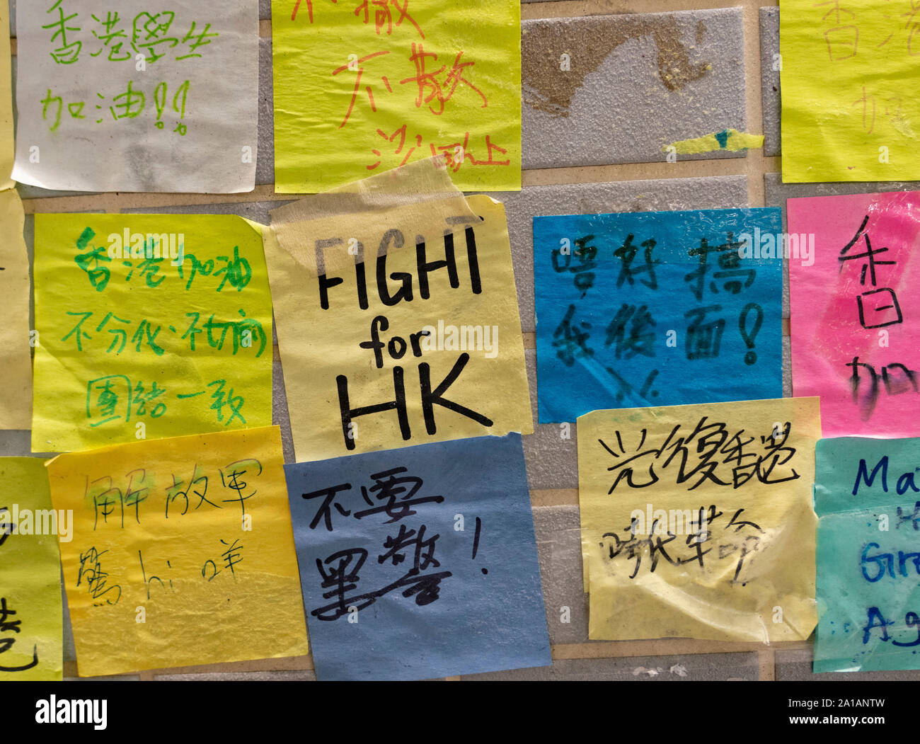 Pro Demokratie und anti Auslieferungsrecht Proteste, Parolen und Plakate auf Lennon Wände in Hongkong. Pic Lennon Wände an Kwai Fong in neue Gebiete. Stockfoto