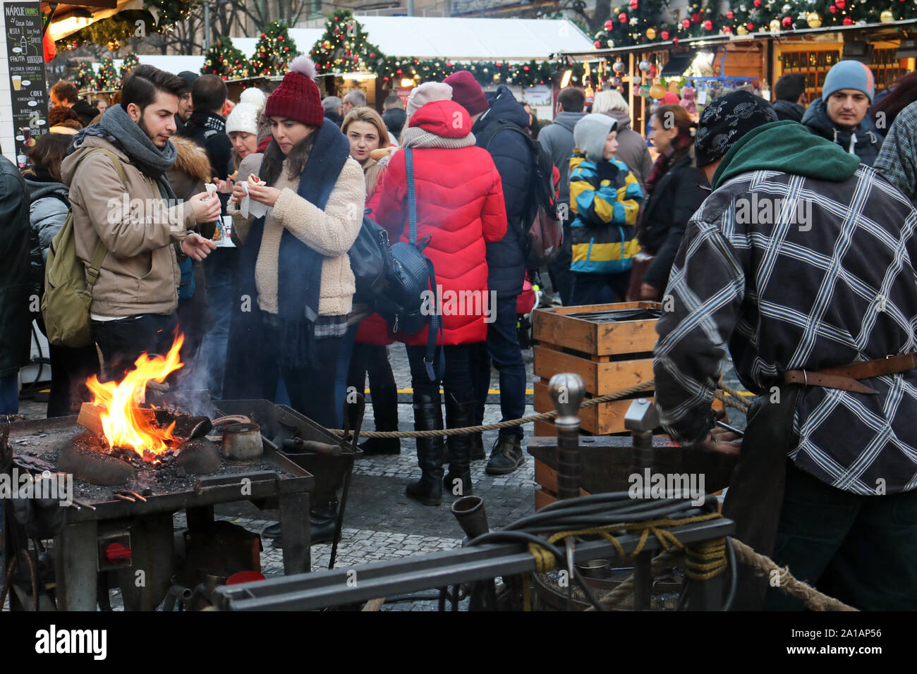 Prag während der Weihnachtszeit und Weihnachtsmarkt Jahreszeit Stockfoto