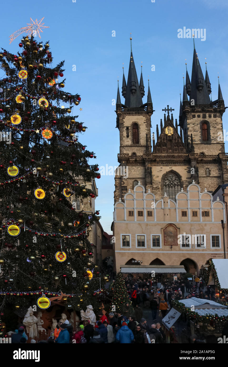 Prag während der Weihnachtszeit und Weihnachtsmarkt Jahreszeit Stockfoto