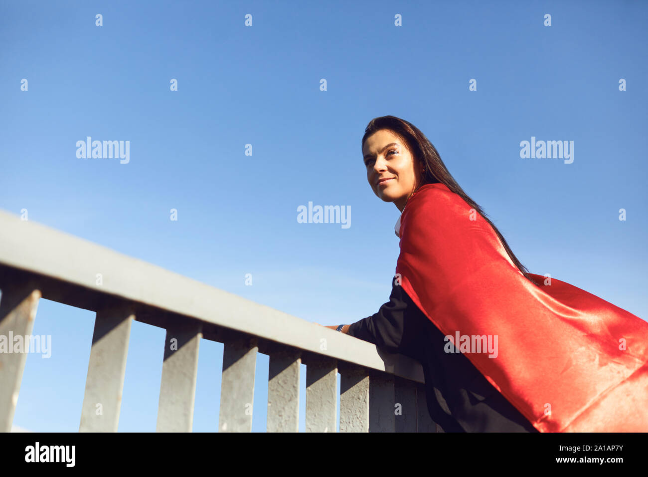 Erfolgreiche Superhelden Geschäftsfrau auf dem Hintergrund des blauen Himmels Stockfoto