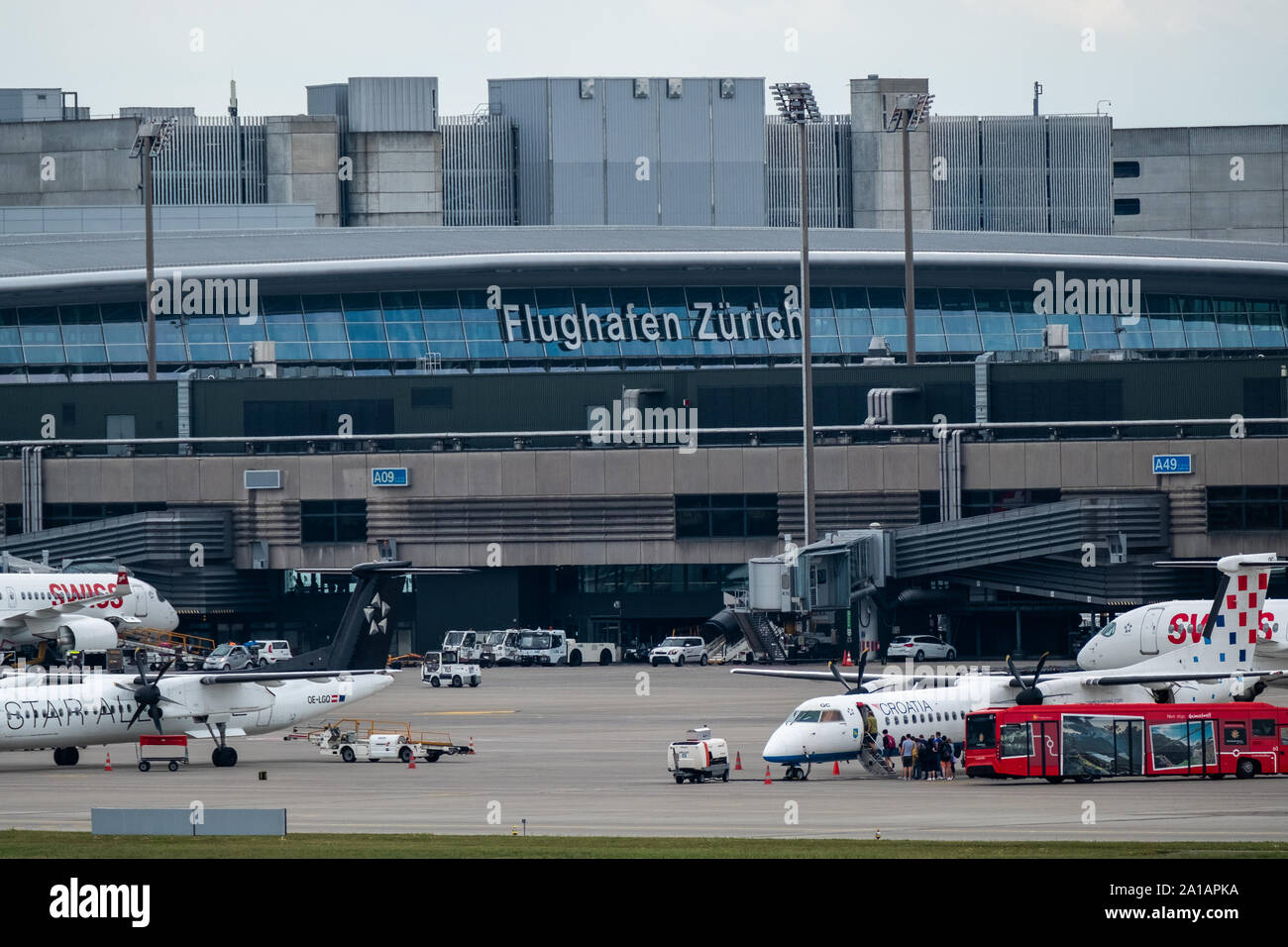 Zürich, Schweiz - 19. Juli 2018: Flughafen Zürich Gebäude Exterieur Landschaft am Tag Zeit Stockfoto