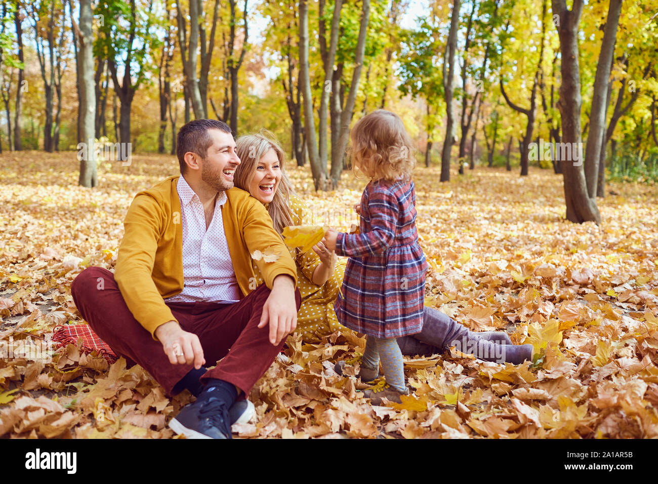 Familie mit einem Baby im Park im Herbst. Stockfoto