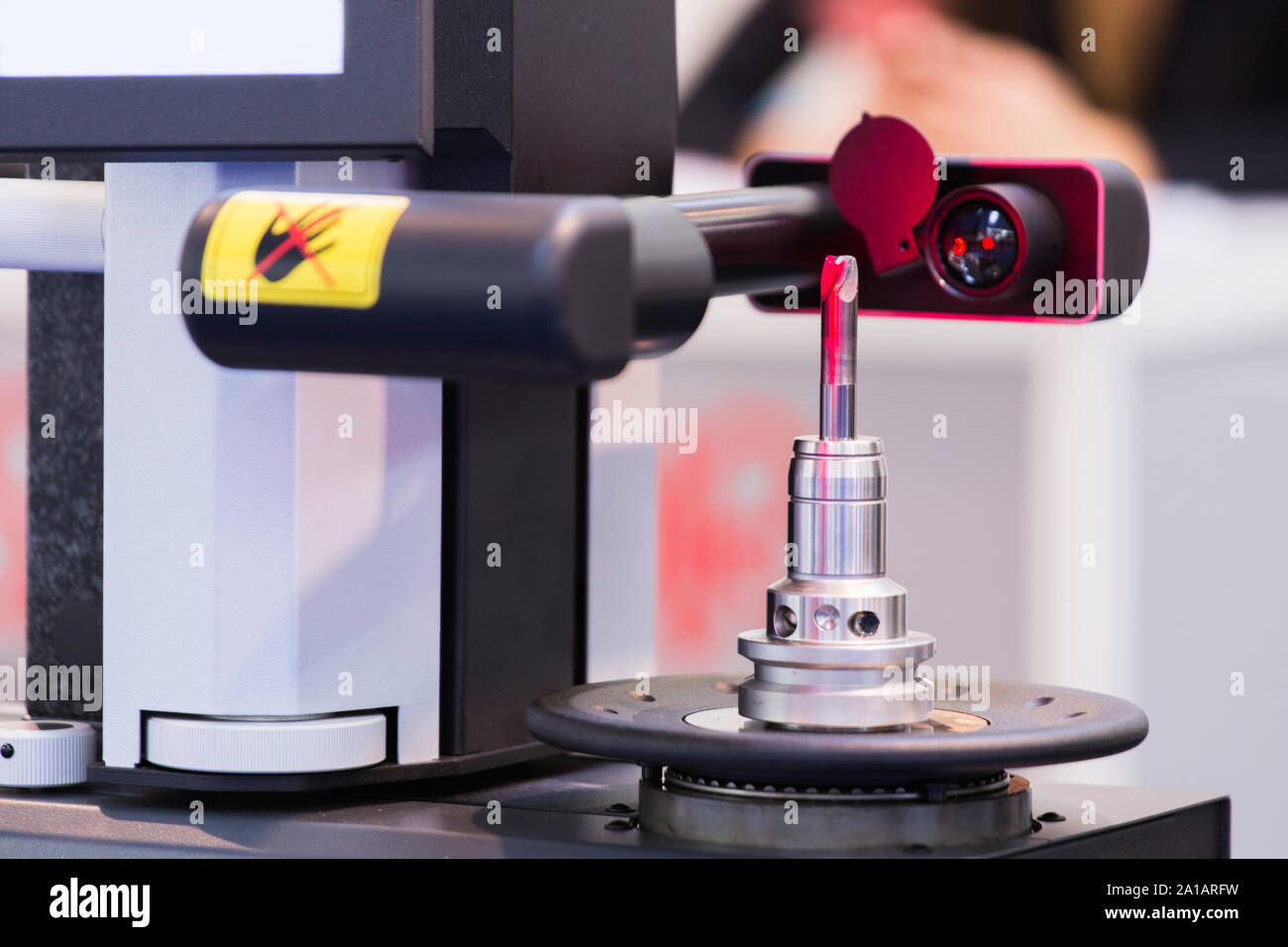 Automatische Lasermaschine für die präzise Messung von Größe und Qualität Bewertung Stockfoto