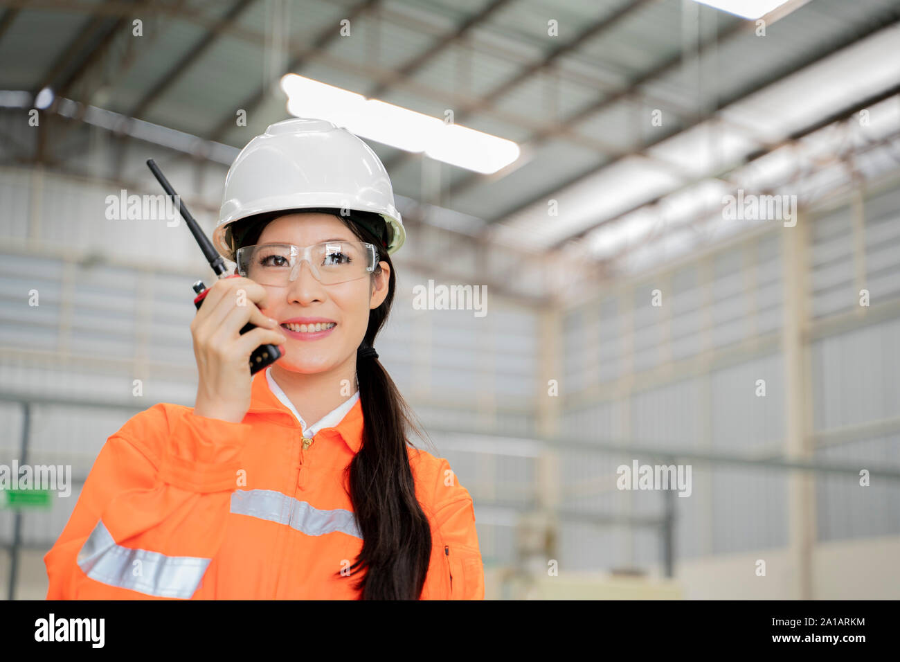 Ingenieur asiatische Frauen mit Radio Kommunikation im Werk. Stockfoto