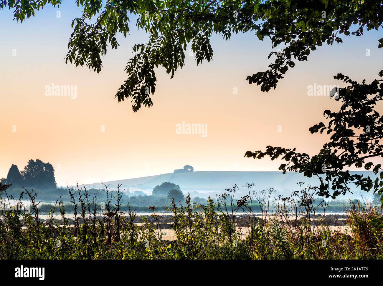 Der Blick Richtung Liddington Hill in der Nähe von Swindon, Wiltshire auf einem frühen Herbst Sonnenaufgang. Stockfoto