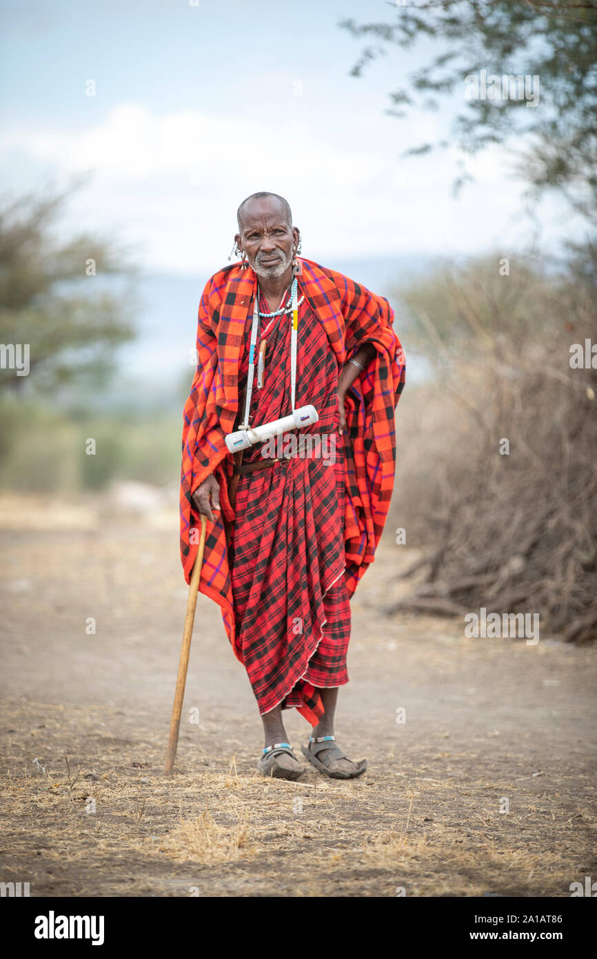 Arusha, Tansania, 10. September 2019: Masai Elder in seiner traditionellen Outfit Stockfoto