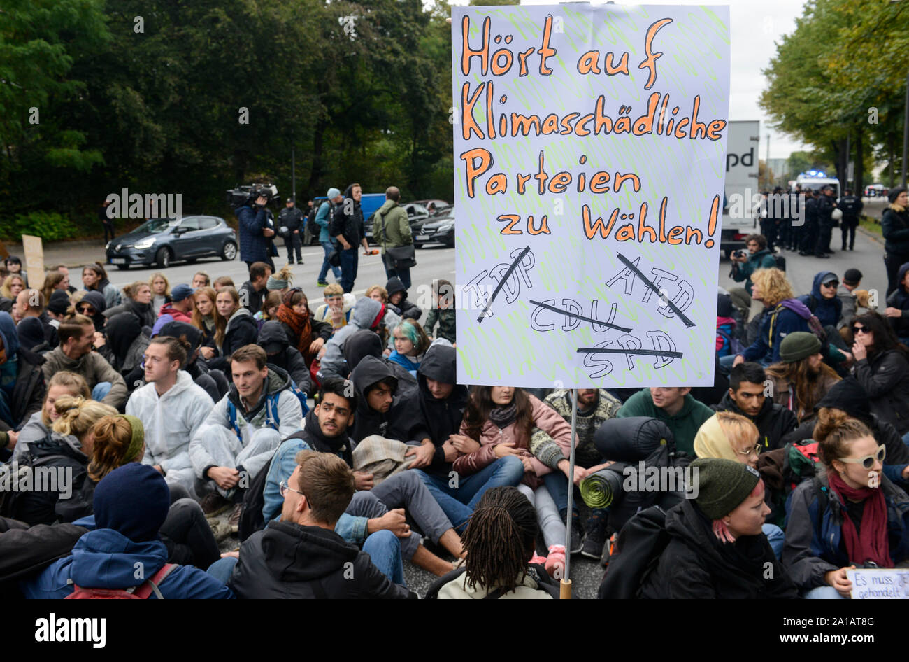 Deutschland, Hamburg City, Straßen blockieren für das Klima nach Freitag für zukünftige rally/, Banner sagt: stop Abstimmung klimaschädliche Parteien wie CDU SPD FDP AFD, Deutsche Parteien Stockfoto