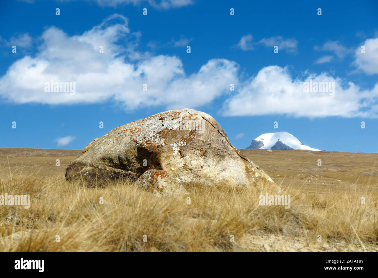 Einen großen Stein und ein bergen Peak. Stockfoto