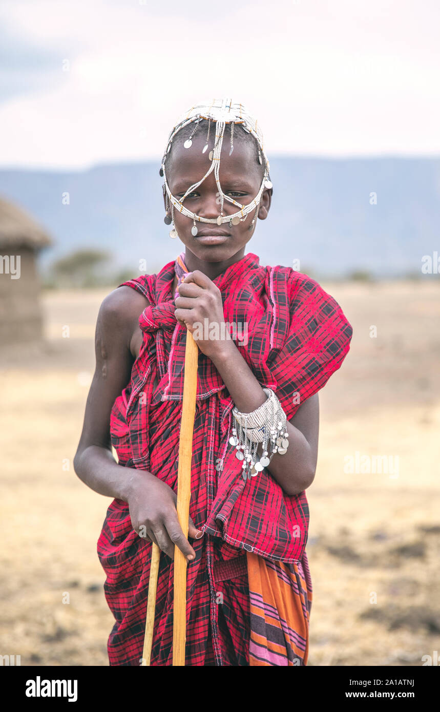 Arusha, Tansania, 7. September 2019: junge Maasai Junge im traditionellen Outfit Stockfoto