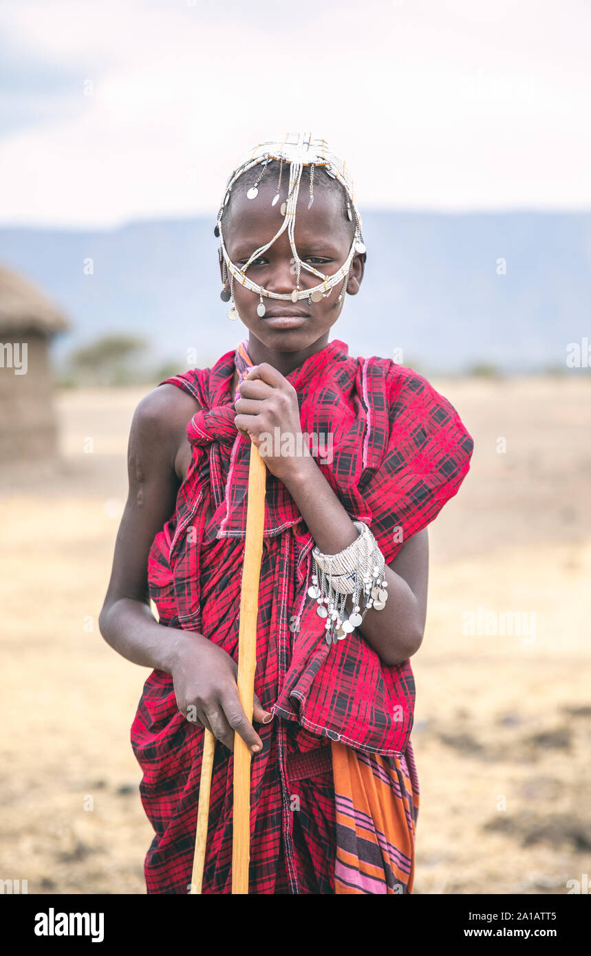 Arusha, Tansania, 7. September 2019: junge Maasai Junge im traditionellen Outfit Stockfoto