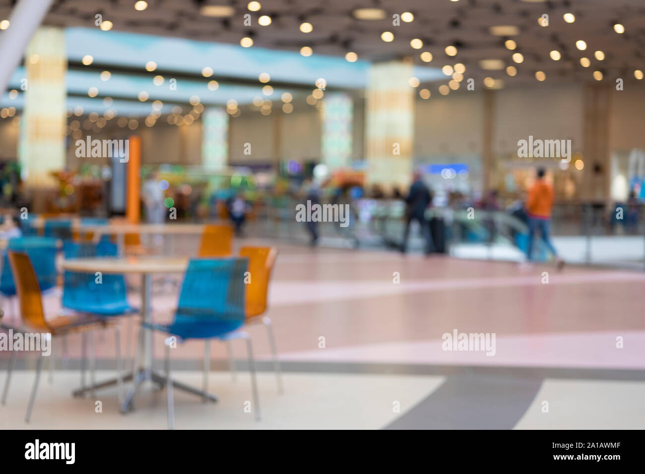 Verschwimmen oder unscharf Food Court in mall Hintergrund mit bokeh Licht Stockfoto