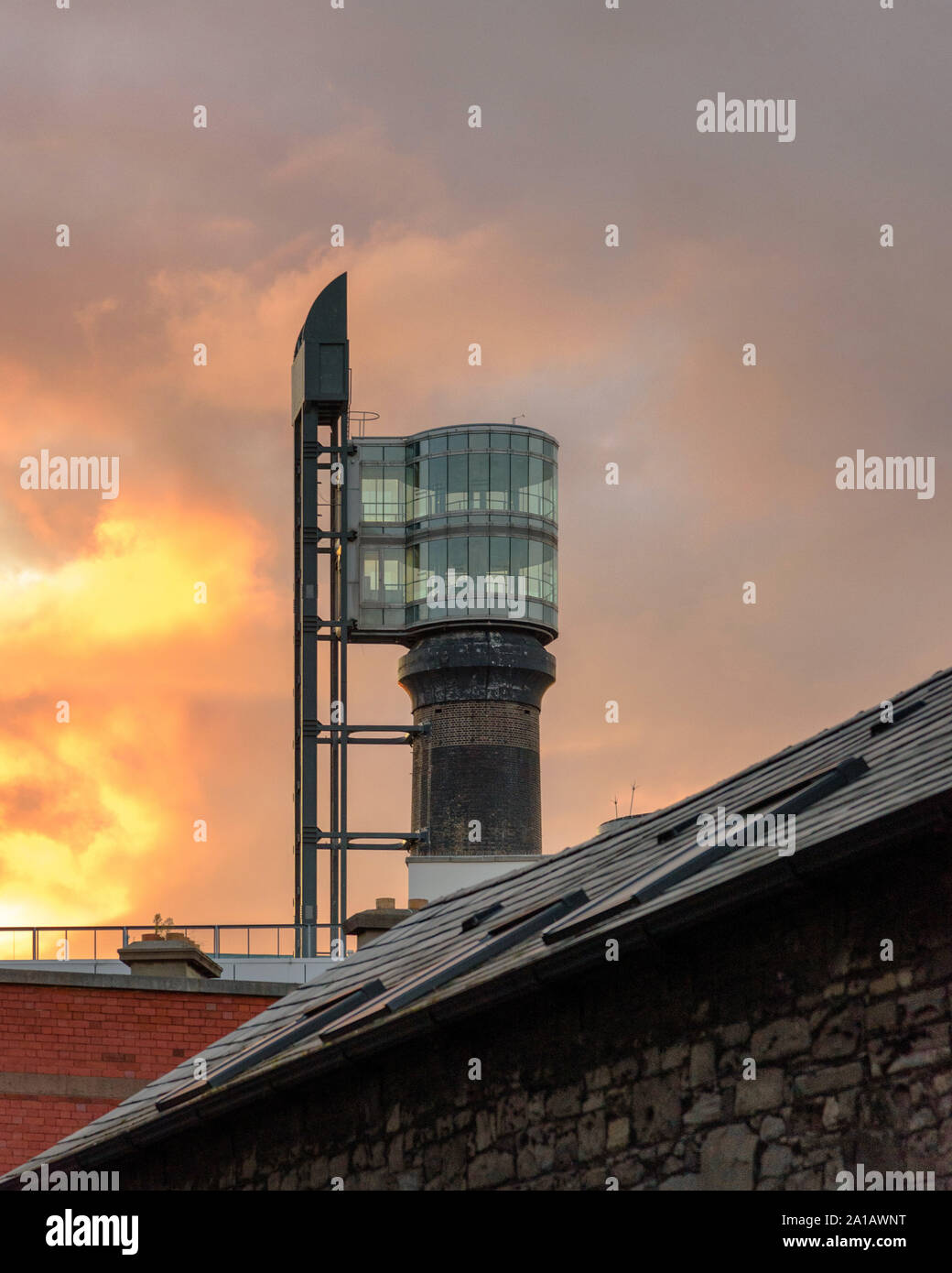 Die Smithfield Schornstein Aussichtsturm spät in den Tag mit einem dramatischen Himmel in Dublin, Irland Stockfoto