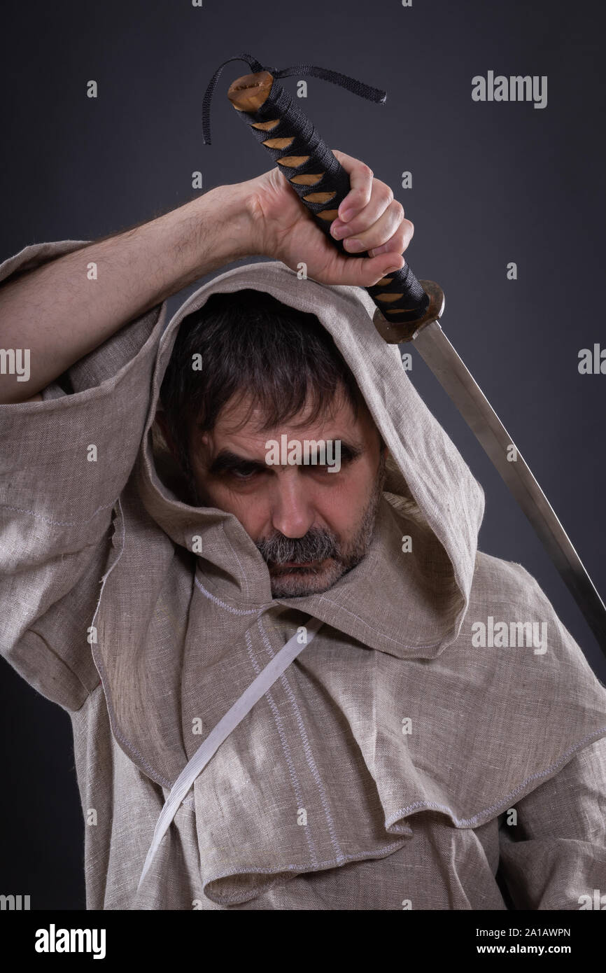 Crazy monk drohen mit Katana Stockfoto