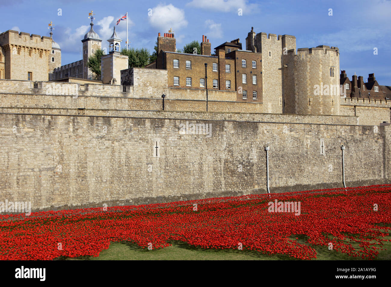 Blut fegte Länder und Meere der Roten Installation am Tower von London Kennzeichnung 100 Jahre seit dem 1. Weltkrieg. Stockfoto