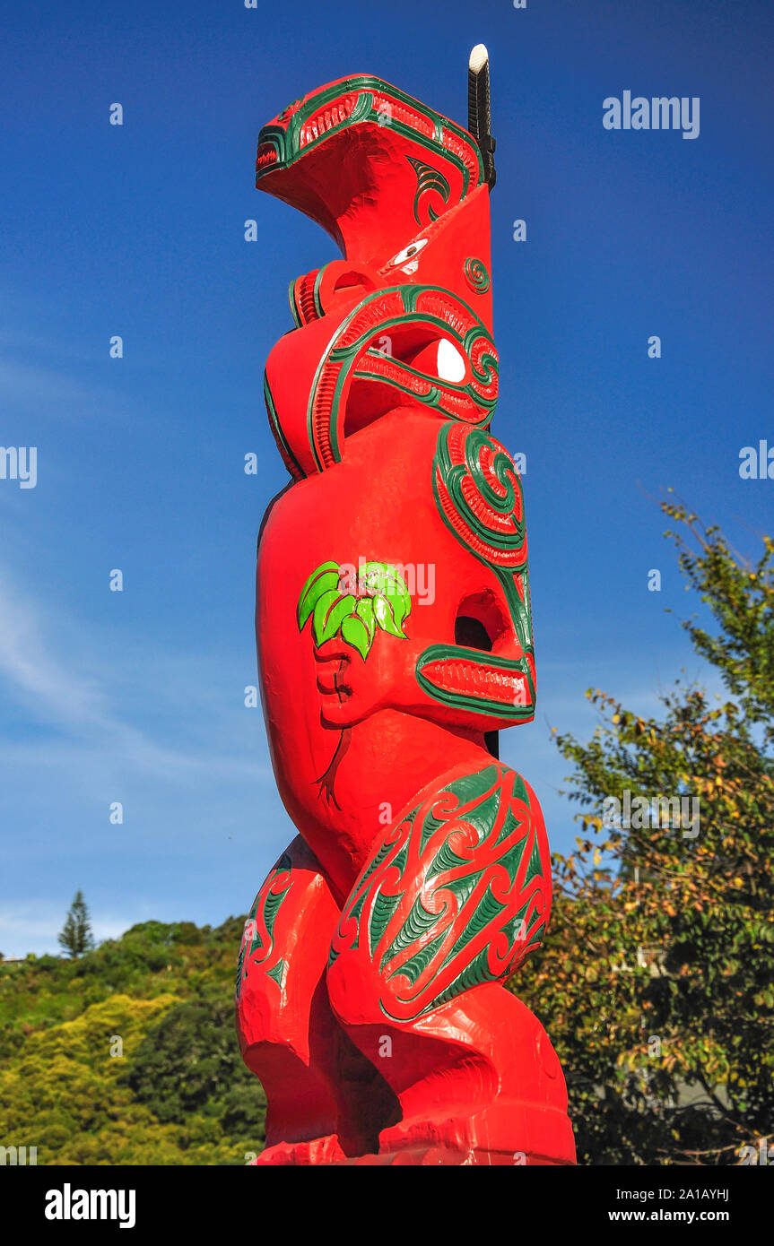 Geschnitzte Maori Statue außerhalb Te Whare Wananga Indgenous Universität, Whakatane, Bucht von viel Region, Nordinsel, Neuseeland Stockfoto