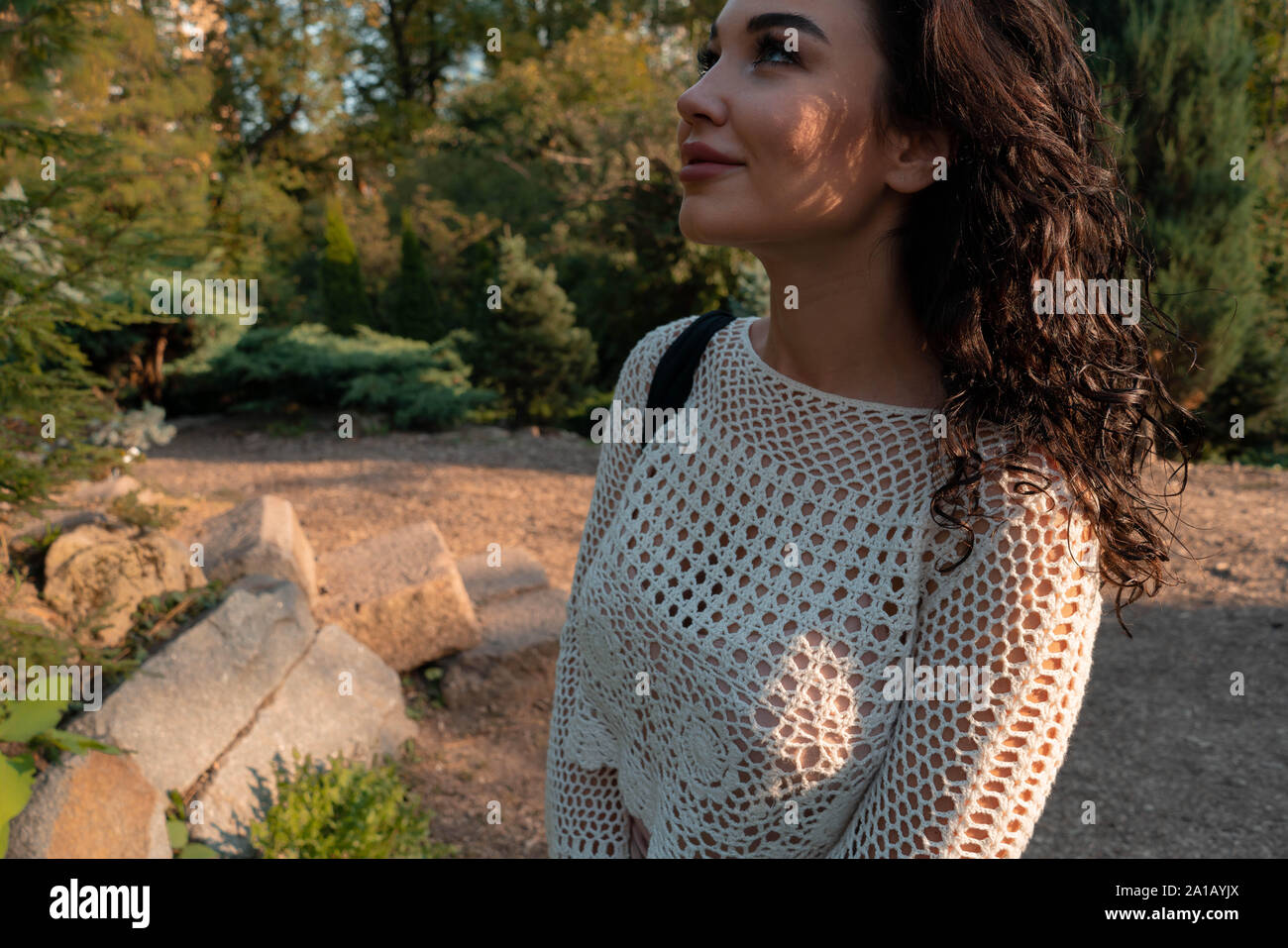 Frau in romantischen Kleidung und Strohhut Entspannung im Freien im Herbst oder Sommer Park und gutes Wetter zu genießen und den Sonnenuntergang. Schöne Natur Stockfoto