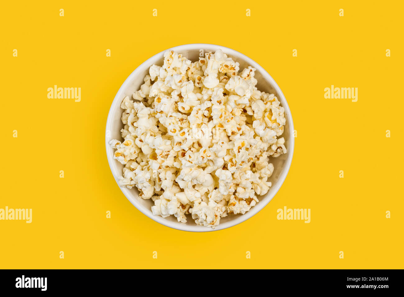 Popcorn in einer Schüssel auf einem gelben Hintergrund Stockfoto