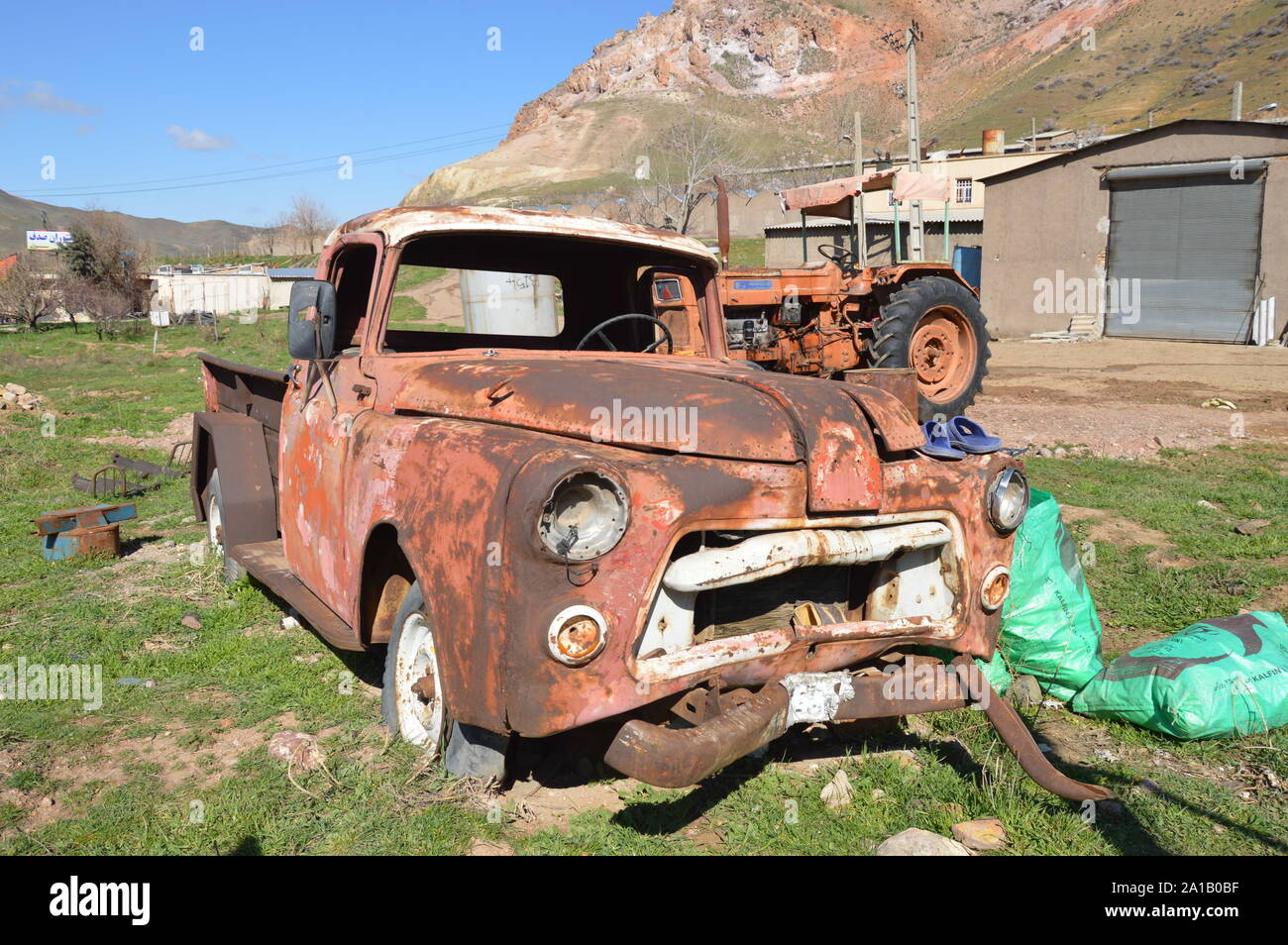 Bilder für alt und abgenutzt aus. Bilder für alt und abgenutzt aus. اThis Auto ist im Hochland um Qazvin im Iran befindet. Dieser Ort heißt 'Kohin Stockfoto