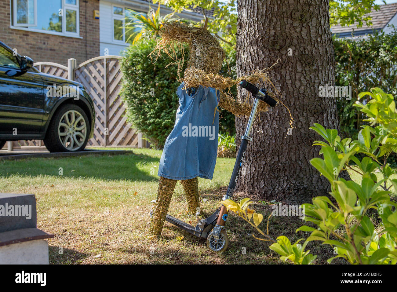 Ein Hase auf einem Roller Vogelscheuche. Eine der vielen Vogelscheuchen gefertigt und von den Bewohnern von Belbroughton angezeigt für Belbroughton Scarecrow Festival Stockfoto